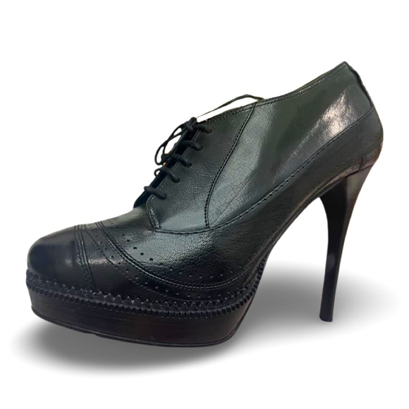 Mint condition Burberry pumps, no box/bag. Bought them in Paris few years ago. - Picture 1 of 4